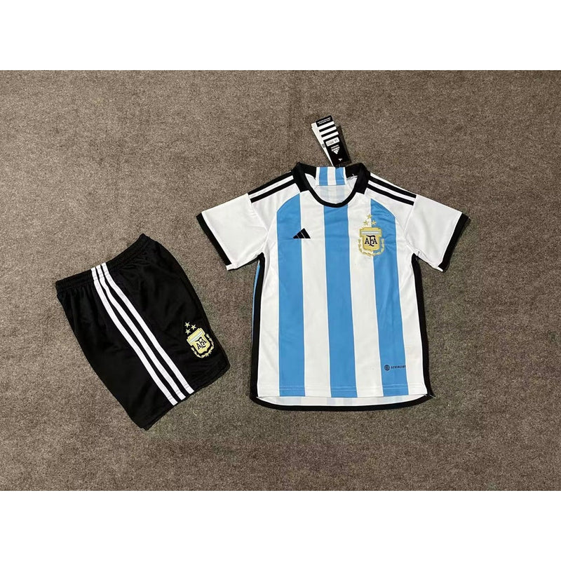 Kit Infantil Nova Camisa Adidas Argentina + Shorts - 3 Estrelas - Seleção Argentina Campeã QATAR 2022 [FRETE GRÁTIS]