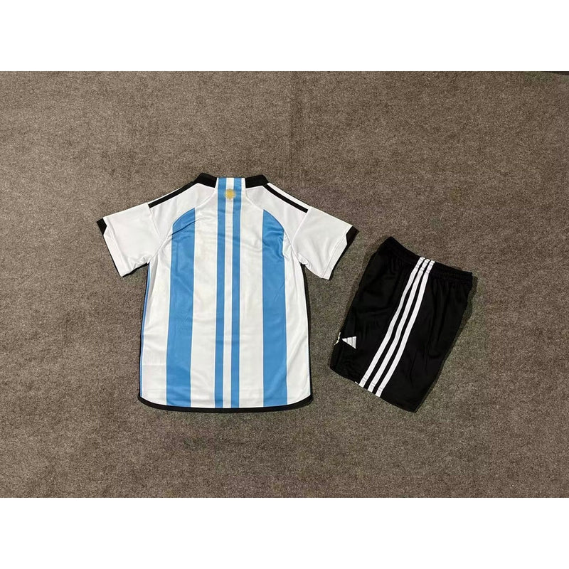 Kit Infantil Nova Camisa Adidas Argentina + Shorts - 3 Estrelas - Seleção Argentina Campeã QATAR 2022 [FRETE GRÁTIS]