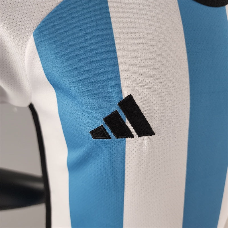 Kit Infantil Nova Camisa Adidas Argentina + Shorts - 3 Estrelas - Seleção Argentina Campeã QATAR 2022 [FRETE GRÁTIS]